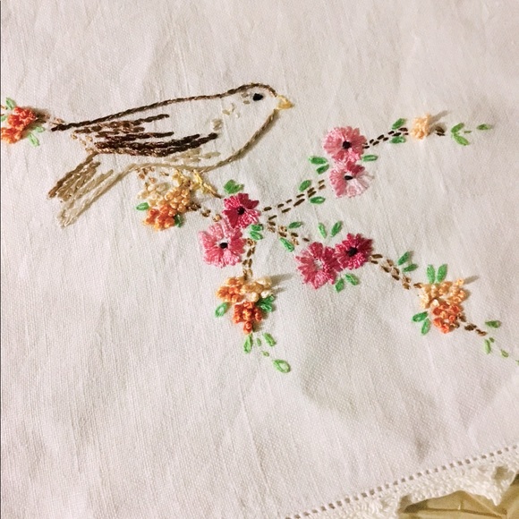 Vintage hand embroidered linen table cover with hand crocheted edge. - Picture 3 of 5